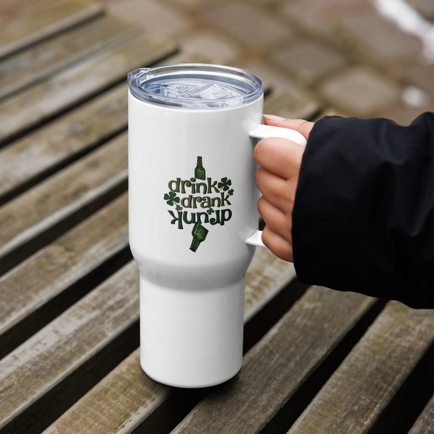 Travel mug with a handle